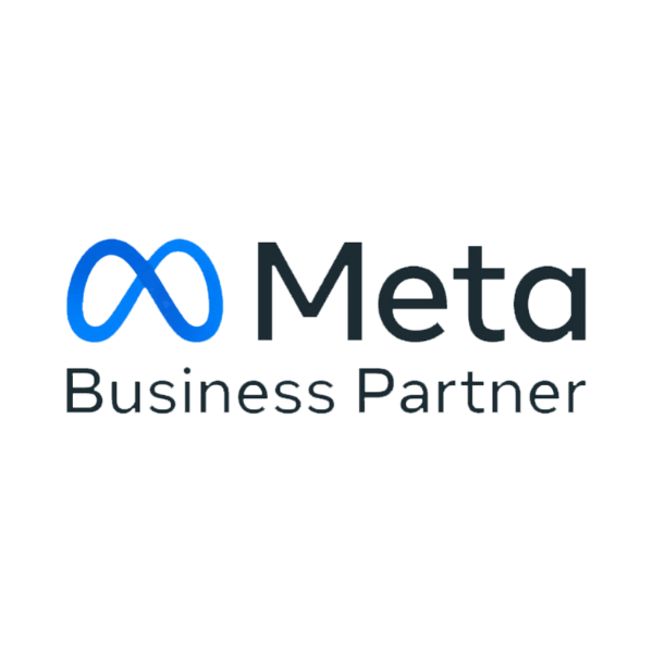 三十五岁左右女性头像，穿职业套装，黑色头发，白色背景，专业技术人员形象